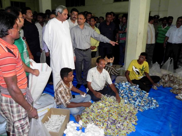 Les chefs de la province d'Orissa en Inde avec des r&eacute;fugi&eacute;s qui attendent l'arriv&eacute;e du cyclone Phailin dans un abri &agrave;&nbsp;Bhubaneswar dans l'est du pays, le 11 octobre 2013. ( AFP )