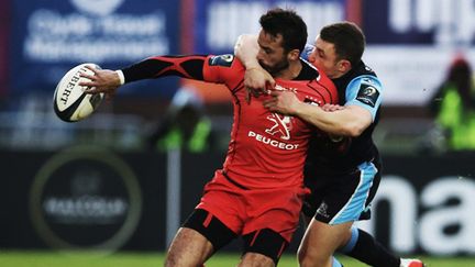 Duncan Weir (Glasgow Warriors) tente de bloquer Clément Poitrenaud (Toulouse) (IAN MACNICOL / AFP)