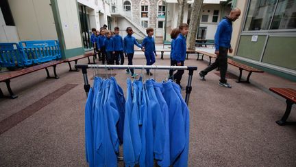 Uniforme dans une école primaire de Nice, janvier 2023 (photo d'illustration). (SEBASTIEN BOTELLA / MAXPPP)