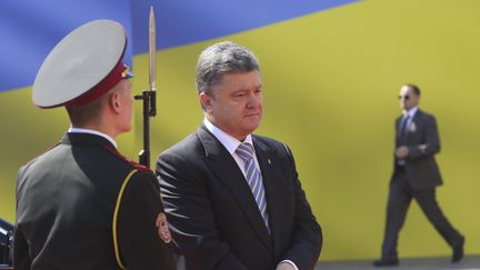 Le pr&eacute;sident ukrainien Petro Porochenko arrive au Parlement &agrave; Kiev (Ukraine) pour son investiture, le 7 juin 2014. (REUTERS)