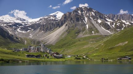 La Grande Motte surplombe la station de ski de Tignes (Savoie). (JACQUES PIERRE / HEMIS.FR / AFP)