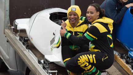 Les Jamaïcaines Audra Sagree et Jazmine Fenlator-Victorian lors de la coupe du monde de bosbleigh à Altenberg, en Allemagne, le 6 janvier 2018. (SEBASTIAN KAHNERT / DPA / AFP)