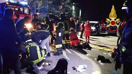 Des pompiers italiens interviennent à Corinaldo (Italie) après un mouvement de foule qui a fait six morts le 8 décembre 2018. (VIGILI DEL FUOCO / AFP)