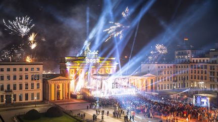 A Berlin, en Allemagne, un spectacle a été donné devant la porte de Brandebourg, le 31 décembre 2022. (CHRISTOPHE GATEAU / DPA)