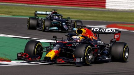 Max Verstappen et Lewis Hamilton lors du Grand Prix de Silverstone, entre le 16 et 18 juillet 2021.&nbsp; (XAVI BONILLA / DPPI)