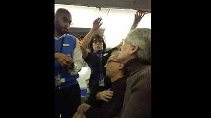 Capture d'écran montrant une femme, accompagnée de son mari,&nbsp;évacuée d'un avion après une altercation avec un sympathisant de Donald&nbsp;Trump, à Baltimore (Maryland, Etats-Unis), en janvier 2017. (SCOTT KOTESKEY / FACEBOOK)