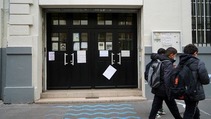 Une école fermée en raison de la grève, à Paris, le 13 janvier 2022. (MYRIAM TIRLER / HANS LUCAS / AFP)