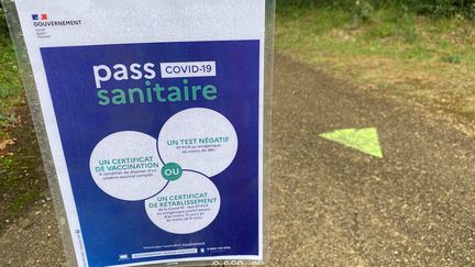 Panneau pass sanitaire à Zoodyssée, le parc animalier de la forêt de Chizé (Deux-Sèvres) (NOÉMIE GUILLOTIN / FRANCE-BLEU POITOU)