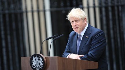 Le Premier ministre britannique, Boris Johnson, annonce à la nation sa démission de la direction du Parti conservateur, le 7 juillet 2022 à Londres (Royaume-Uni). (VUDI XHYMSHITI / ANADOLU AGENCY / AFP)