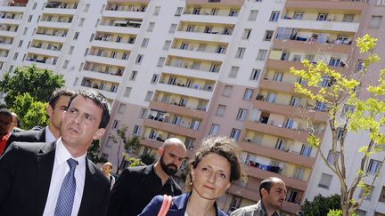 Le ministre de l'Int&eacute;rieur, Manuel Valls, visite la cit&eacute; du Clos la Rose, &agrave; Marseille, le 31 mai 2013. (BORIS HORVAT / AFP)