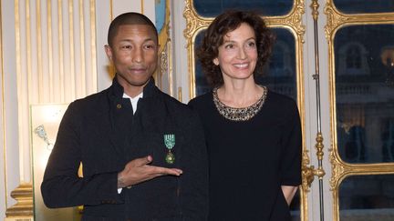 Pharrell Williams, fait officier de l'ordre des arts et des lettres à Paris, et Audrey Azoulay, la ministre française de la Culture (6 mars 2017)
 (Villard / SIPA)