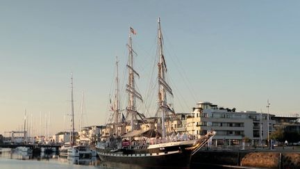 Après avoir rapporté la flamme olympique en France, le Belem, le célèbre trois-mâts, lance un appel aux dons pour restaurer sa poupe. (France 2)