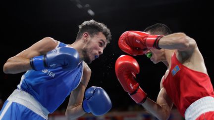 Fin de parcours pour Billal Bennama qui s'incline face à Saken Bibossinov en huitièmes de finale de la catégorie poids-mouche. (UESLEI MARCELINO / POOL / AFP)