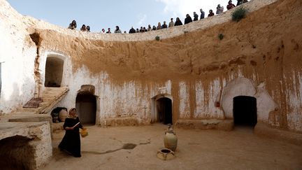 Malgré tout, Saliha continue, en échange de quelques pièces, de faire visiter sa demeure aux visiteurs de passage. Elle déclare à l’agence Reuters: "Si j'avais une autre maison, je la donnerais à mes enfants, car c'est ici que nous avons passé nos vies". (ZOHRA BENSEMRA/REUTERS)