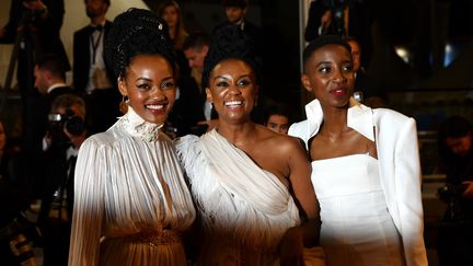 &nbsp;La réalisatrice kényane Wanuri Kahiu, entourée par les actrices Sheila Munyiva et Samantha Mugatsia, pour la projection du film Rafiki à Cannes, le 9 mai 2018 (MUSTAFA YALCIN / ANADOLU AGENCY)