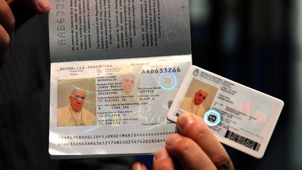 Le nouveau passeport argentin et la nouvelle carte d'identit&eacute; du pape Fran&ccedil;ois, le 17 f&eacute;vrier 2014, &agrave; Buenos Aires (Argentine). (ARGENTINIAN INTERIOR MINISTRY / AFP)