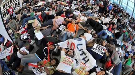 "Die-in" de militants pour réclamer davantage de financements et le respect des engagements. (AFP - Samuel Kubani)