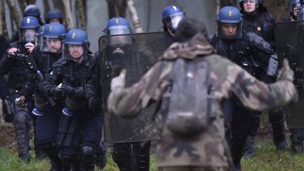 Un opposant fait face aux gendarmes mobiles sur la ZAD, à Notre-Dame-des-Landes (Loire-Atlantique), le 10 avril 2018. (LOIC VENANCE / AFP)