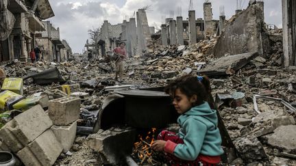 Une jeune kurde dans les ruines de Kobane (Syrie), le 22 mars 2015. (YASIN AKGUL / AFP)