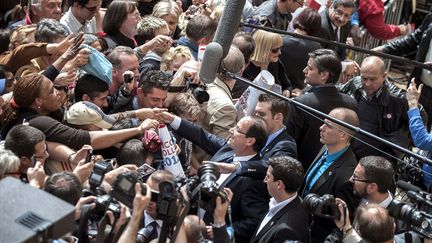 Le 1er mai 2012, Nevers (Ni&egrave;vre). Bain de foule apr&egrave;s un meeting. (JEFF PACHOUD / AFP)