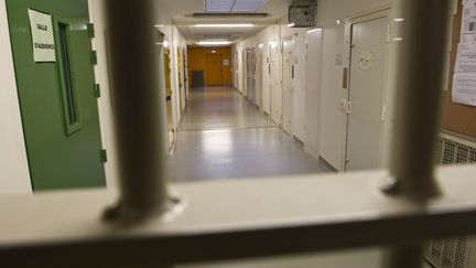 Un couloir du centre pénitentaire de Riom (Puy-de-Dôme), le 17 octobre 2016. (THIERRY ZOCCOLAN / AFP)