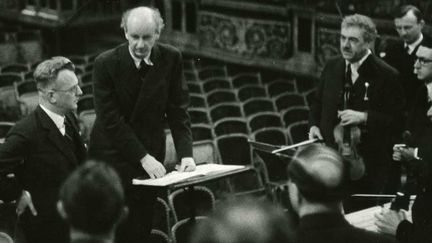 Le gouverneur d'Autriche Arthur Seyss-Inquart (à gauche), à côté du chef d'orchestre allemand Wilhelm Furtwaengler, et des musiciens en 1938 à Vienne.
 (Archives du Wiener Philharmoniker / AFP)