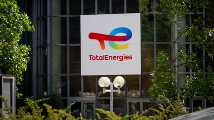 Le siège du groupe TotalEnergies, à La Défense près de Paris. (BENJAMIN POLGE / HANS LUCAS / AFP)