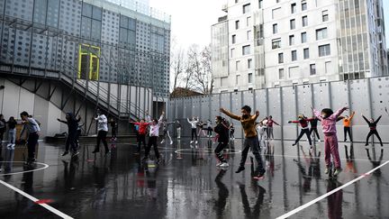 Des élèves participent à des exercices physiques dans une école primaire, dans le cadre de l'expérimentation des 30 minutes d'activité physiques quotidiennes à l'école, le 2 février 2021, à Paris. La mesure a été généralisée sur le territoire en 2022. (FRANCK FIFE / AFP)