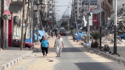 Jeudi 12 octobre, l’armée israélienne maintient la pression sur Gaza avec une bombe toutes les trente secondes. Sur place, la population tente de survivre dans des conditions sanitaires très précaires. Récit. (France 2)