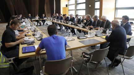 Une réunion de concertation autour de Bruno Le Maire, le 11 juillet 2017, au ministère de l'Economie à Paris. (FRANCOIS GUILLOT / AFP)