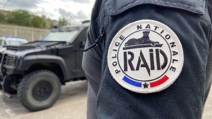 Les policiers du RAID sont intervenus le 31 août 2023 à Montpellier pour libérer trois jeunes femmes séquestrées dans un appartement. (MARC BERTRAND / RADIO FRANCE)