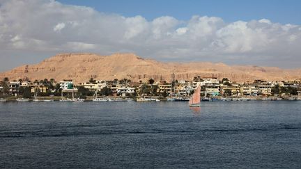 La ville de Louxor, en Egypte, sur la rive ouest du Nil, et derrière, la montagne contenant la vallée des Rois où plusieurs tombes de pharaons ont été découvertes. (MANUEL COHEN / MANUEL COHEN)