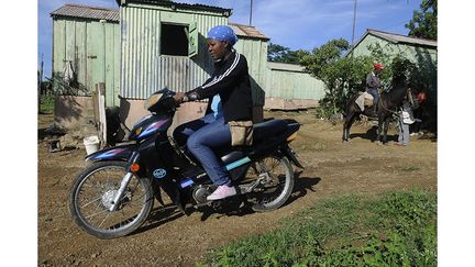 une des petites-filles de Policiia, et son père, Pedro Santana, au second plan.
Cette loi va peut-être l’empêcher de suivre des études car, sans papiers, pas d’inscription à l'université.
 
 
 (REUTERS / Ricardo Rojas )