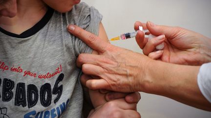 Actuellement, seul le vaccin DTP (polio, tétanos, diphtérie) est obligatoire.&nbsp; (AUBERT / BSIP / AFP)