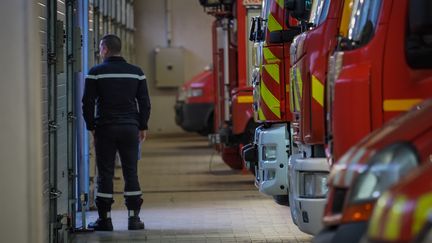 Un sapeur-pompier dans une caserne en 2018.&nbsp; (GUILLAUME SOUVANT / AFP)