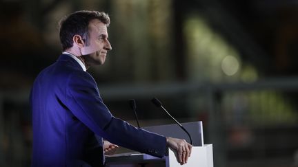 Emmanuel Macron présente sa politique énergétique à Belfort, le 10 février 2022. (JEAN-FRANCOIS BADIAS / POOL / AFP)