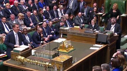 Eurozapping : le gouvernement britannique annonce des baisses d'impôts, malgré la récession