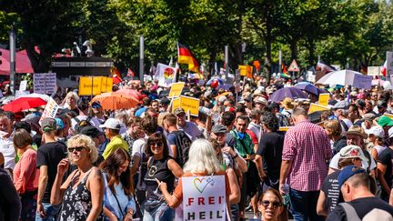 Manifestation contre les&nbsp;mesures&nbsp;destinées à lutter contre l'épidémie de Covid-19, à Berlin (Allemagne), le 1er août 2020.&nbsp; (MARC VORWERK / SULUPRESS.DE / AFP)