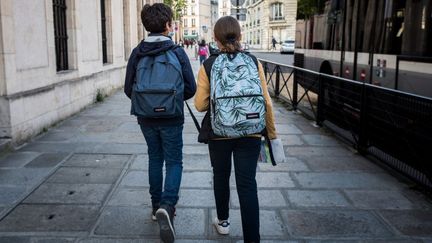 Des enfants marchent vers le collège Henri-IV à Paris, le 3 mai 2021.&nbsp; (ANNA KURTH / HANS LUCAS / AFP)