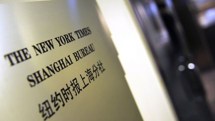 Une plaque dans l'entr&eacute;e du bureau du "New York Times" de Shanghai (Chine), le 30 octobre 2012.&nbsp; (PETER PARKS / AFP)