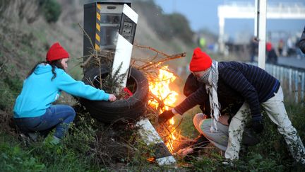 Des opposants &agrave; l'&eacute;cotaxe incendient un radar routier, le 9 novembre 2013, pr&egrave;s du portique &eacute;cotaxe de Jugon-les-Lacs (C&ocirc;tes-d'Armor). (JEAN-FRANCOIS MONIER / AFP)