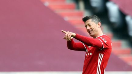 Robert Lewandowski inscrit un triplé face à Stuttgart, samedi 20 mars 2021. (MATTHIAS SCHRADER / AP POOL)