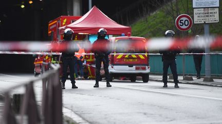 Les forces de l'ordre et les secours interviennent sur le lieu d'une attaque à l'arme blanche, à L'Haÿ-les-Roses, dans le Val-de-Marne, le 3 janvier 2020. (CHRISTOPHE ARCHAMBAULT / AFP)