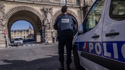 Les forces de police devant le Carrousel du Louvre, le 3 février 2017, à Paris.&nbsp; (JULIEN MATTIA / AFP)