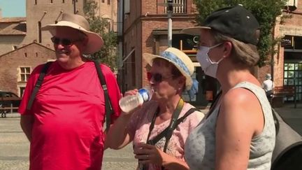 Mardi 12 juillet, le journaliste et médecin Damien&nbsp;Mascret&nbsp;est présent sur le plateau du 13 Heures afin de donner ses conseils pour rester bien&nbsp;hydraté&nbsp;face à la canicule qui frappe en France. (FRANCE 2)