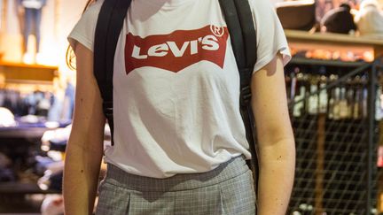 Le tee-shirt "batwing" de Levi's porté par une jeune cliente dans une boutique à Paris, le 23 octobre 2018. (ELODIE DROUARD / FRANCEINFO)