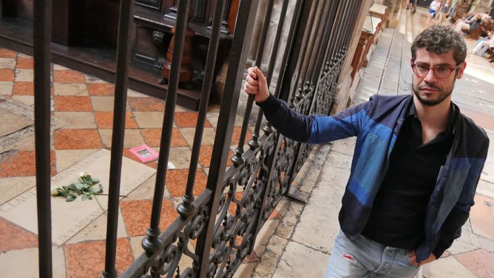 Paolo Zanzu à côté de la tombe de Monteverdi en l'église des Frari de Venise.
 (Lorenzo Ciavarini Azzi / Culturebox)