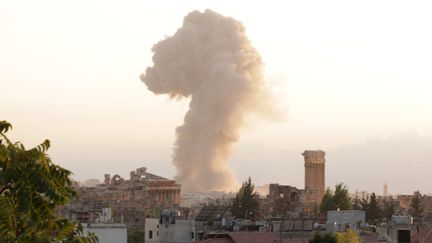 Rauch steigt nach einem israelischen Luftangriff auf die Stadt Baalbeck, Libanon, in der Bekaa-Ebene auf, 23. September 2024. Fotoillustration. (NIDAL SOLH/AFP)