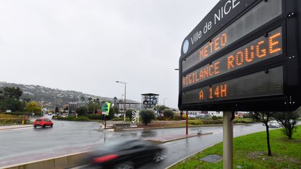 Un panneau annonce la vigilance rouge pour pluies et inondations à Nice (Alpes-Maritimes), le 1er décembre 2019. (YANN COATSALIOU / AFP)