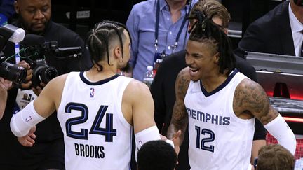 Les joueurs des Memphis Grizzlies Dillon Brooks (#24) et Ja Morant (#12) se congratulent au terme du match 6 du premier tour des playoffs NBA contre les Minnesota TImberwolves, le 29 avril 2022 au Target Center de Minneapolis (ANDY CLAYTON-KING / AP Photo)